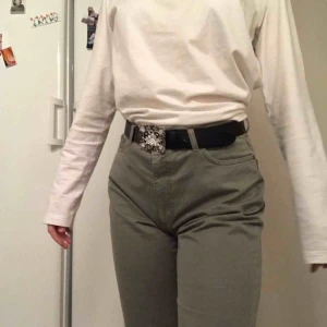  - Skitcoola Sand-chinos i damstorlek. Riktigt snygg grön vintagelook. Skriv gärna för fler bilder eller vid frågor