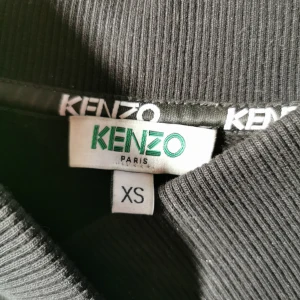 Kenzo tröja äkta - Äkta Kenzo tröja som nypris är 2400 och ja säljer på grund av den inte kommer till användning längre. Passar S. 