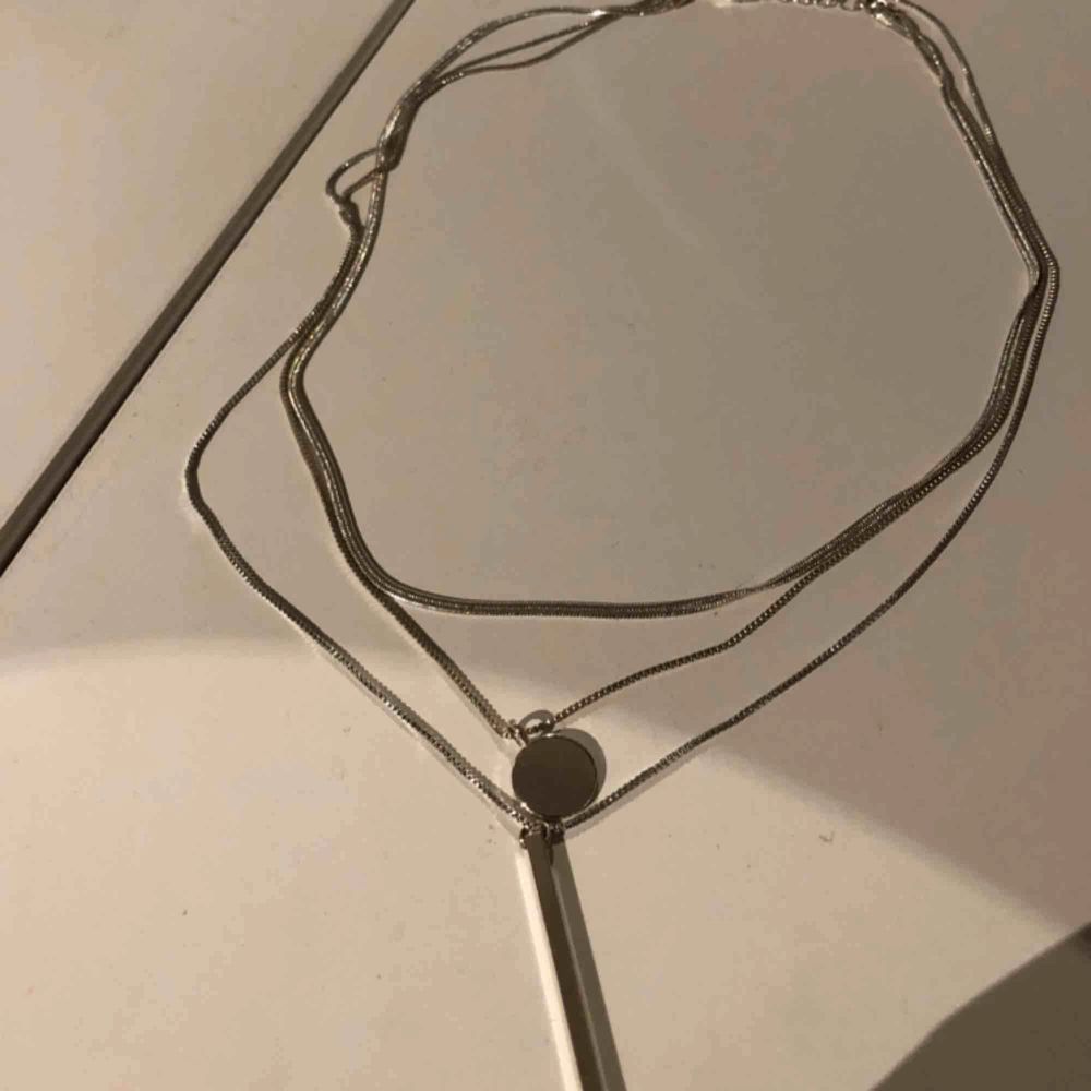 Halsband med tre kedjor, ett fint och diskret halsband i silver. Säljer på grund av för mycket smycken😊😊😊😊 Ingen frakt tillkommer om man vill ha det fraktat❤️. Accessoarer.