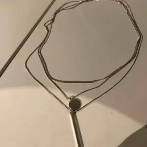 Halsband med tre kedjor, ett fint och diskret halsband i silver. Säljer på grund av för mycket smycken😊😊😊😊 Ingen frakt tillkommer om man vill ha det fraktat❤️