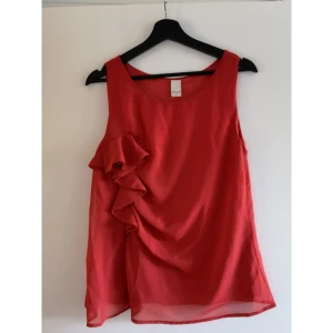 Vila topp strl M - Röd topp från Vila. Fin passform. 