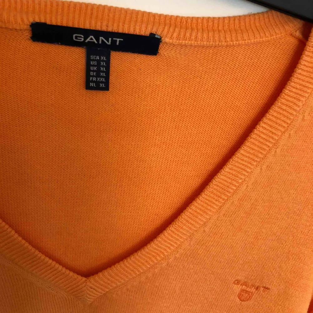 Snygg orange tröja från Gant. Det står att det är en xl men passar bättre på en m, beroende på hur man vill att den ska sitta. Använd ett fåtal gånger. Köparen står för frakten. . Tröjor & Koftor.