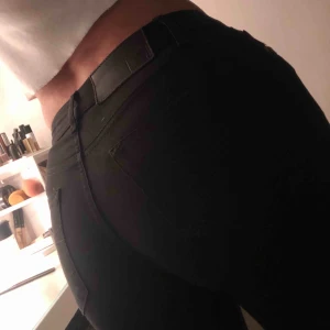  - Tiger of Sweden jeans. Använda ett fåtal gånger så dem är i väldigt bra skick! Det är sånna här som garanterat inte tappar färgen efter 25 tvättar, och har kanske tvättat dem 2 gånger!Går att frakta:)