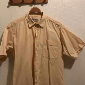  - Skjorta från Dobber. Passar nog de flesta, snygg short sleeve skjorta. Bra skick. Frakt tillkommer❤️