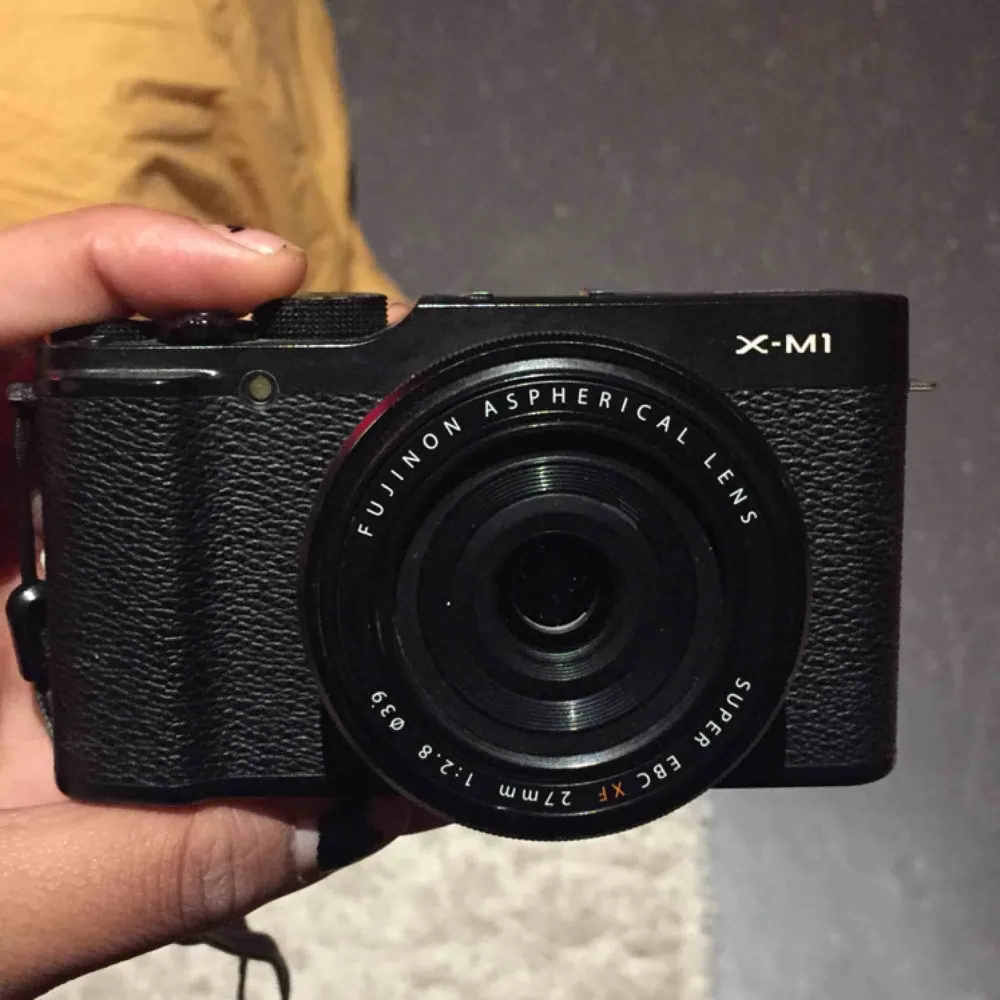 Säljer min Fujifilm X-m1 kamera då jag har köpt en ny. Har för mig att det inte går att zooma på den, och det finns en del smårepor på skärmen. Annars fungerar den felfritt.  Kommer med laddare.. Övrigt.