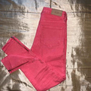  - Hallonröda jeans från H&m i storlek 34. Mjuka och sitter tight. Fint skick använda ett fåtal gånger 