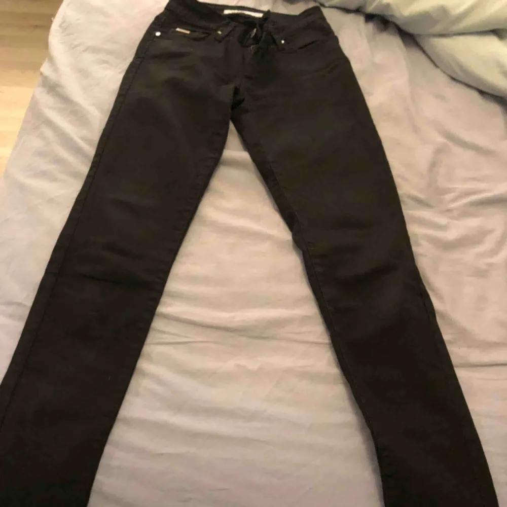 Svarta byxor Som ny  Storlek 34. Jeans & Byxor.