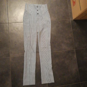  - Fina, nästan oanvända, rutiga kostymbyxor från Zara