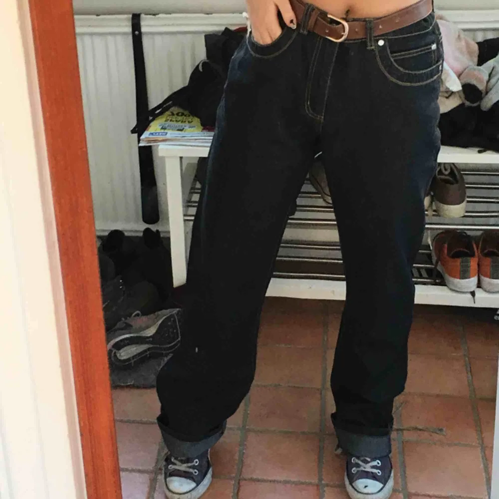 Tuffa raka ”baggy” jeans som sitter bra i midjan med ett skärp men skulle nog fungera utan. Tyvärr för långa för mig och skulle passa en längre person bättre. Jeans & Byxor.