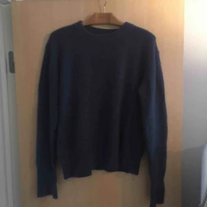  - Stickad blå tröja, använd ett fåtal ggr