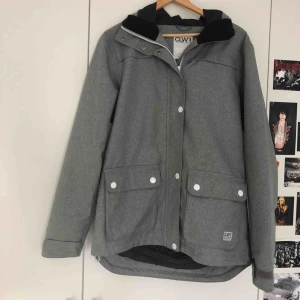  - Vinterjacka i väldigt fint skick säljs nu pga att ingen använder den. Pris kan diskuteras men originalpris är ca 2000 så 500 är rimligt ändå