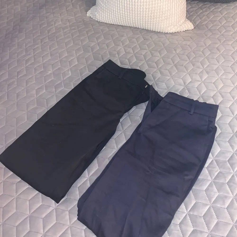 Kostymbyxor Båda i fint skick dom svarta är helt nya  Stl 34 på märkblå och 36 på dom svarta. Jeans & Byxor.