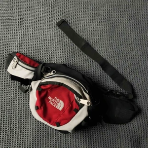  - The North Face crossbody väska. Köpt second hand men aldrig kommit till användning tyvärr.
