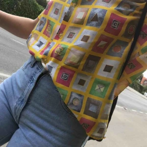  - Skjorta köpt på second hand i Köpenhamn. Riktig färgklick och passar perfekt till våren. 🏝  