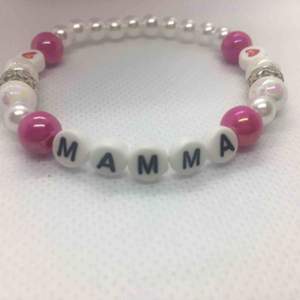 Armband ”MAMMA” kärlek   Fin armband i vit och rosa pärlor.  Handgjorda med elastiktråd och passar till alla handleder. Storlek : 17-18 cm