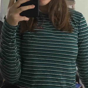  - Grön tröja med vita ränder, köpt på pull&bear, endast använd 2-3 gånger. Väldigt bra skick.