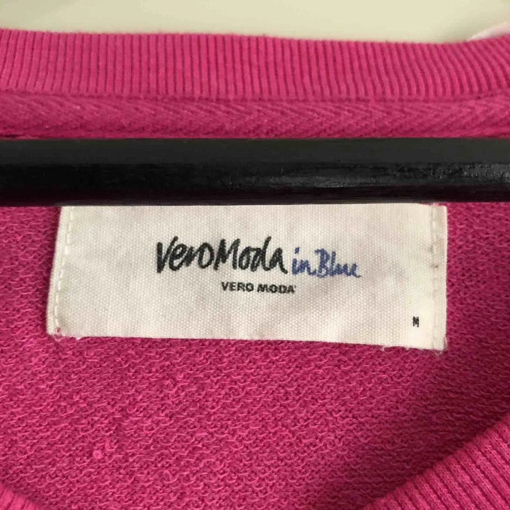 Långärmad tröja i stl M från Vero Moda!  Bra skick! Köparen står för frakt.. Tröjor & Koftor.