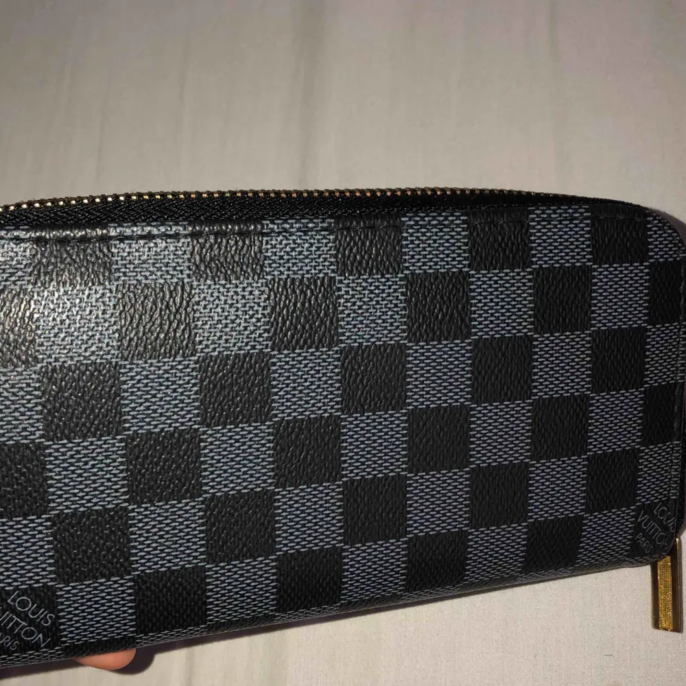 En Louis Vuitton plånbok (kopia). Inte använd . Väskor.