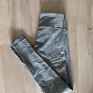  - Lululemon träningsbyxor - storlek S 😊 -endast använt två gånger -köpta i usa, nypris ca 900 kr (100 dollar) -kan mötas, annars står köparen för frakt 