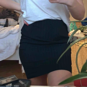  - Megafin kostymkjol!! Är själv en 36/s och passar perfa! Frakt ej inkl i pris! Den är svart m gråa streck typ! 