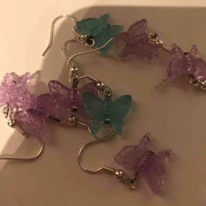  - Super söta fjärils örhängen! Nickel fria💞 frakt 9kr  (De örhängena jag har på mig på de sista bilderna är mina egna par så säljer ej använda örhängen)