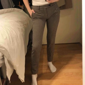 - Rutiga kostymbyxor från MANGO, använda ett fåtal gånger! Köpta för ca 1 år sedan och finns ej kvar i butik. Orginalpris: 400kr