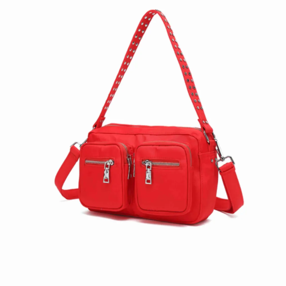 Säljer min noella väska som är i en så cool röd färg . Väskor.