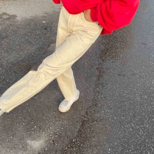  - Beiga jeans från Zara. Superfina men kommer inte till användning tyvärr.