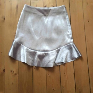  - Söt kort kjol i silver