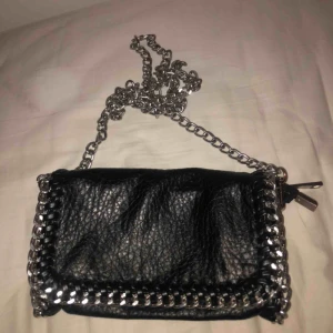 - Svart liten väska från scorett me långt kedjeband. Säljer pågrund av att den inte kommer till användning längre💗💗
