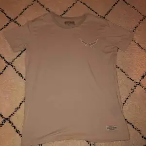 💞En helt vanlig t-shirt i färgen beige och kommer ifrån lager 157 (knappast använd)💞 