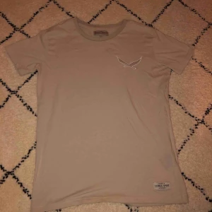  - 💞En helt vanlig t-shirt i färgen beige och kommer ifrån lager 157 (knappast använd)💞 