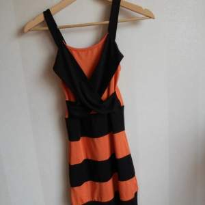 Klänning i orange svart i storlek s/m