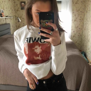  - vill du se ut som du kan något om musik fast du inte gör det egentligen? eller är du ett die hard bowie-fan som jag?   DÅ ÄR DETTA TRÖJAN FÖR DIG!!! Asfet från H&M, bra och skönt material. Vad mer kan man önska sig? 