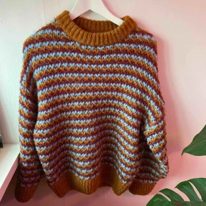  - Supermysig och fin tröja från pull&bear, frakt tillkommer :)