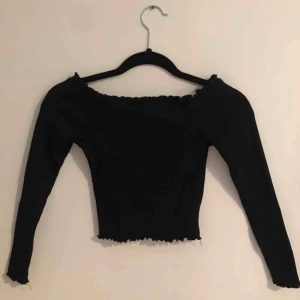  - Gullig svart sommartopp från Gina tricot. Passar till typ allt! Om man vill kan man ha den ofshoulder som ni ser på andra bilden😍 Så skön i materialet!💕💕