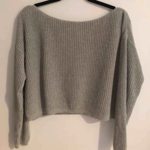 Grå stickad topp - En favvotröja från Josefin Ekströms kollektion för NA-KD. Skicket är fortfarande toppen🤩 Storleken är XXS men på mig som har S/M i vanliga fall sitter den hur bra som helst! 