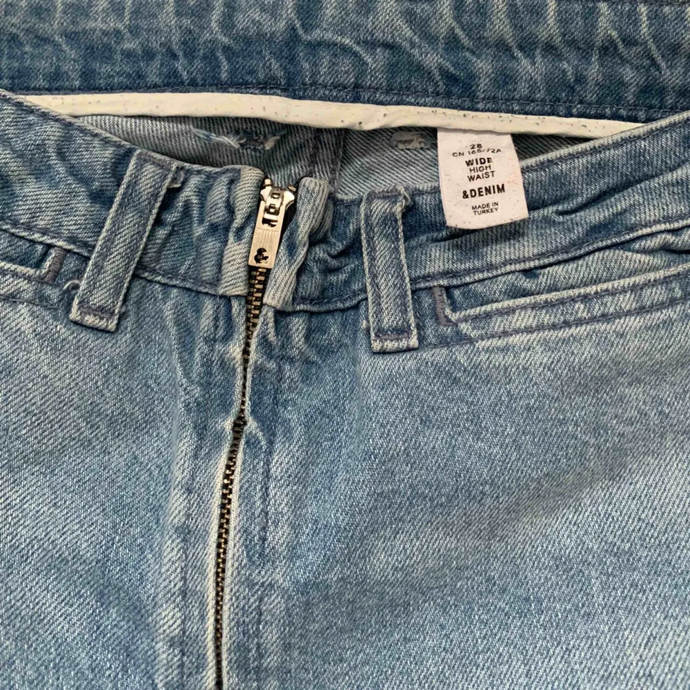 As najs jeans med en snygg blå färg. Modellen är wide High Waist. Det tillkommer ett jeans skärp som ni ser på andra bilden som är möjligt att ta av och sätta på. Hör av er vid intresse!!. Jeans & Byxor.