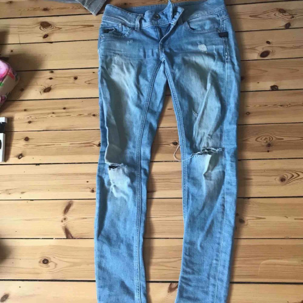 Köpta för 1000kr Äkta g-Star jeans med slitningar  Är runt strl 34. Jeans & Byxor.