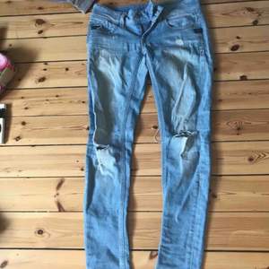 Köpta för 1000kr Äkta g-Star jeans med slitningar  Är runt strl 34
