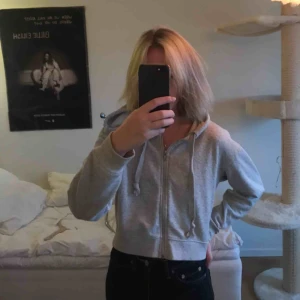  - Croppad huvtröja , säljer pga ingen användning. Nyskick! 
