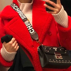  - Coolt bagstrap i fint skick. Finns en tillhörande väska att köpa till för 50kr (se bild 2). Frakt på 50kr tillkommer!  😃