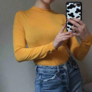  - Halvturtleneck i senapsgult! Klippte av lappen pga den kliade för mycket hehe men den är iaf från lindex! Pma vid frågor❤️