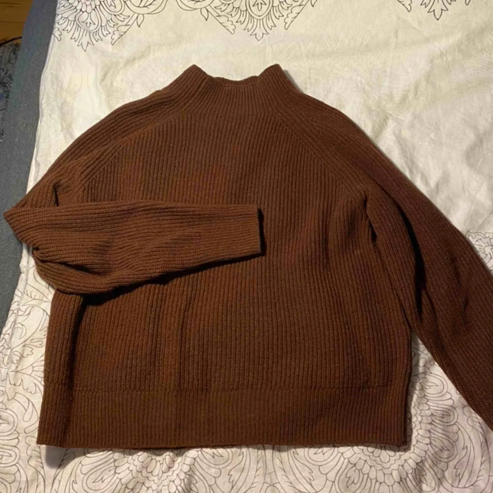 Jättefin brun stickad tröja med en liten polokrage i bra skick. Köpt från Weekday, nypris: 500 men säljer för 200kr. Frakt tillkommer. Stickat.