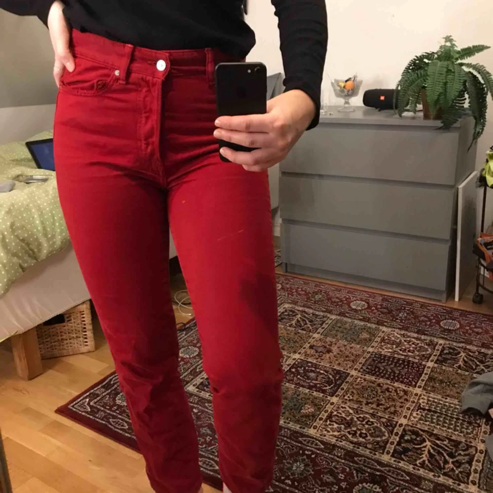 Röda denimjeans med vintage fit och high waist. Sitter skitsnyggt på men dom används för dåligt! Frakt tillkommer🌞. Jeans & Byxor.