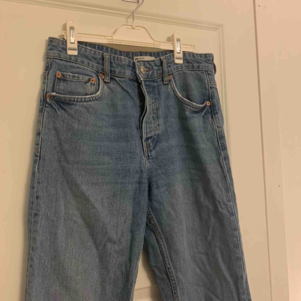 Mom-jeans från ginatricot. Jätte fint skick och sitter väldigt snyggt💞🕺🏿✌🏼. Jeans & Byxor.