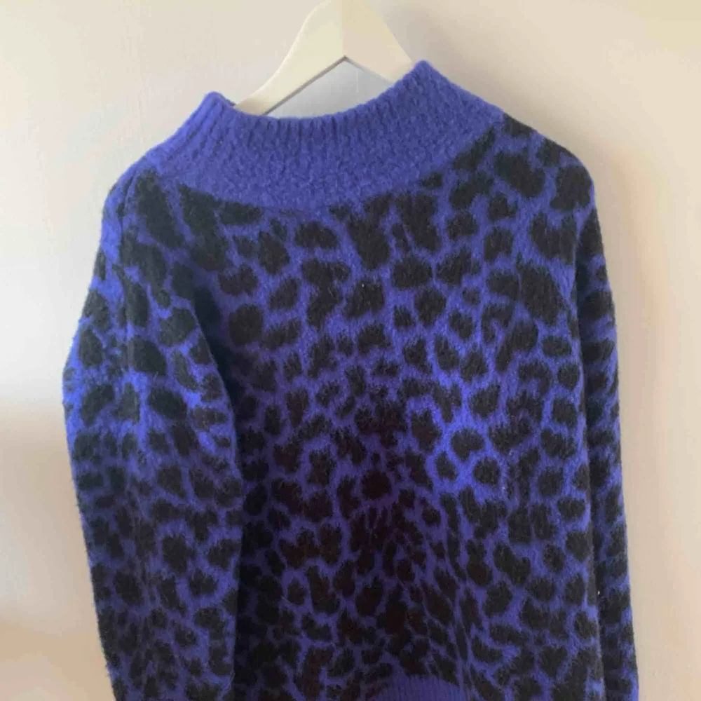 Lila leopardmönstrad tröja från en av NA-KD. Frakt tillkommer🥰. Hoodies.