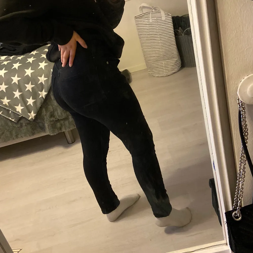 Säljer dessa svarta jeans från lager 157,  för att jag tycker inte dom passar mig och då jag köpt nya. Använda 2-3 gånger. Betalningssätt diskuteras. 💕. Jeans & Byxor.