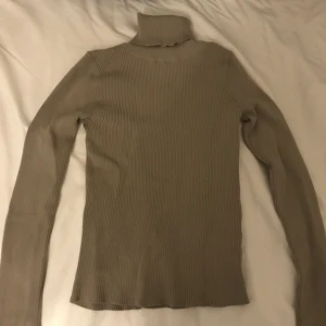Ribbad polo - Beigegrå ribbad polo. Är one size men skulle säga s-m. Köparen står för frakten men pris går att diskutera så att alla blir nöjda!💗 Hör av er om det önskas mer bilder eller om ni undrar över något💗