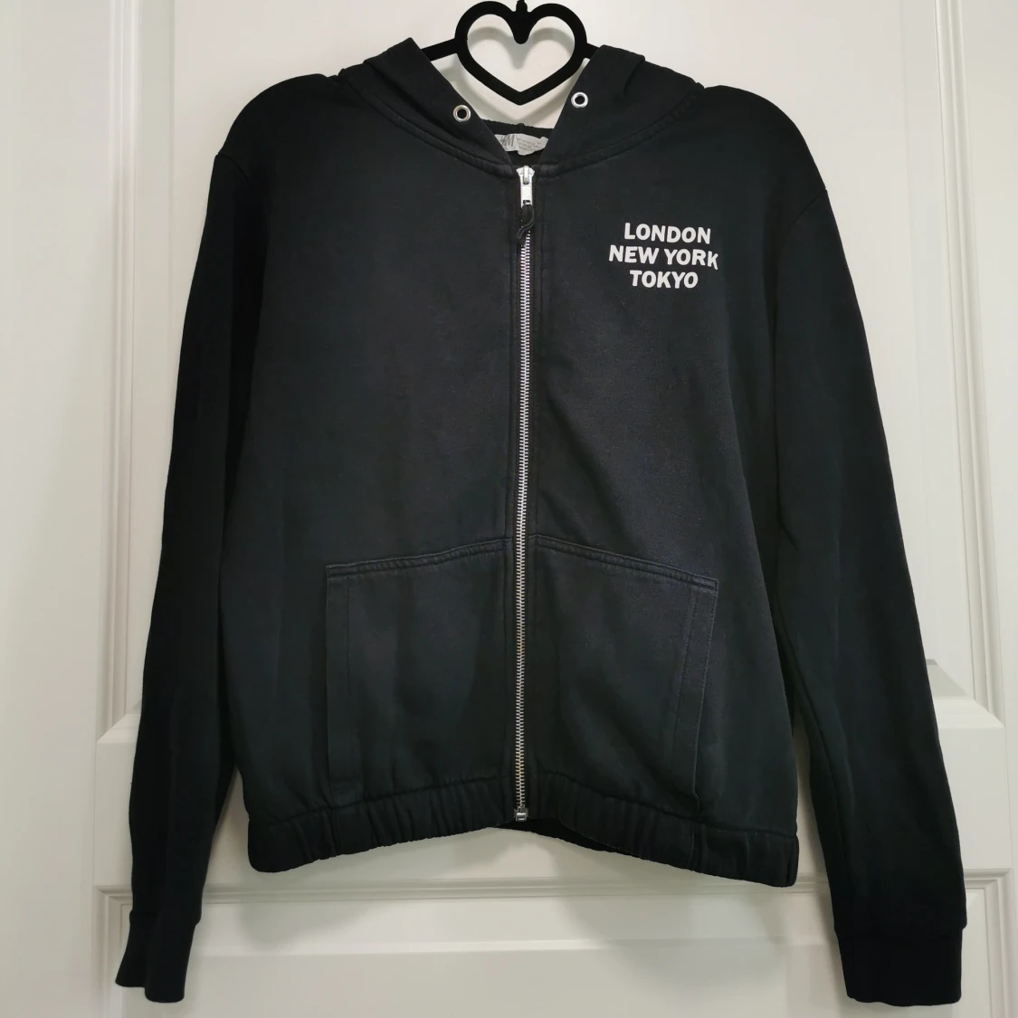 Svart luvtröja i storlek 146/152